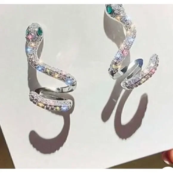 🐍 Betsey Johnson glistening crystal snake studs with green crystal eyes 🐍 - Picture 2 of 4